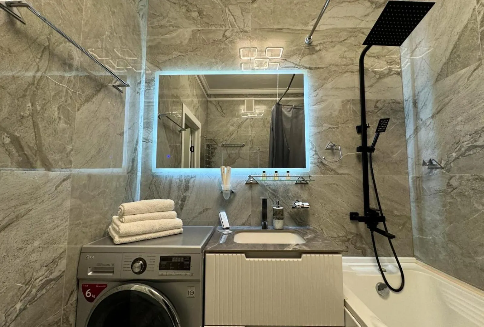 Новые Апартаменты В Жк Бизнес Класса Рядом С Трц Мега Центр Almaty Apartmán